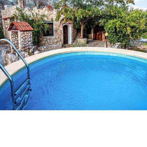 Villa with private pool and air conditioning