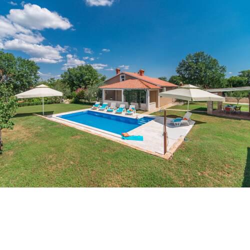 Villa with private pool, large garden and BBQ in quiet village
