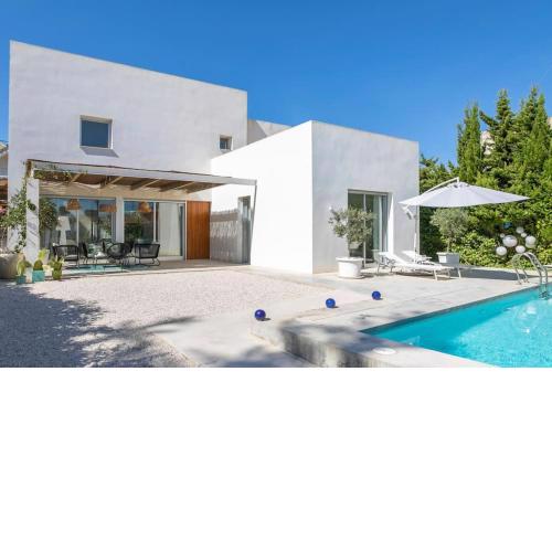 Villa with private pool located 350 m to the sea! Casa la Paloma