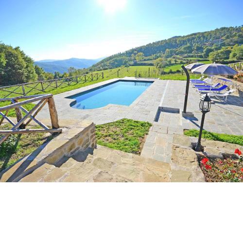 Villa with private pool near Cortona in the calm countryside and hilly landscape
