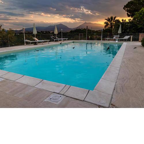 Villa with salt water and heated pool and jacuzzi near the sea