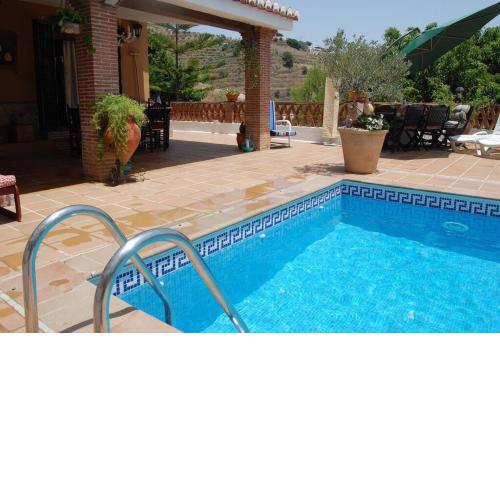 Villa with swimming pool and nature