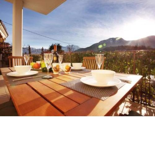 Village Centre Apartment-POOL, PARKING, GARDEN