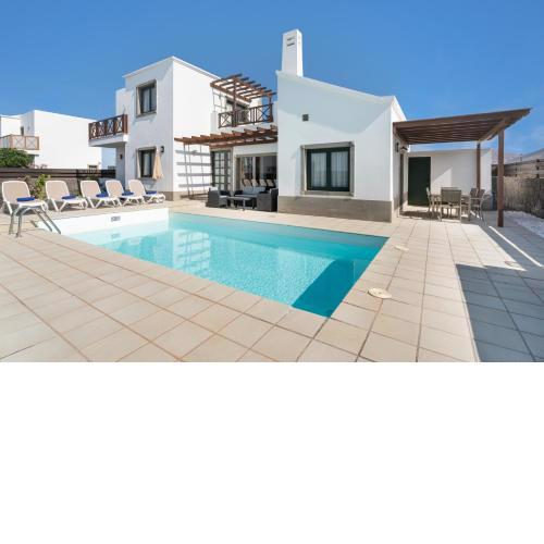 Villas Camelot by LIVVO