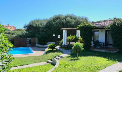 Villas with air conditioning and shared pool, just a few minutes from La Pelosa beach