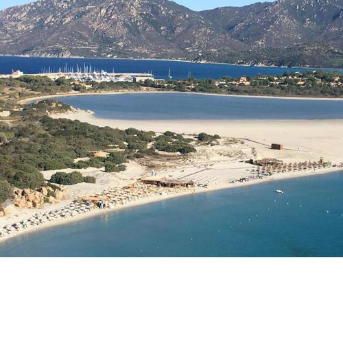 Villasimius Accogliente Appartamento Self check-in, parking gratuito, fermata bus navetta mare e noleggio monopattini di fronte casa