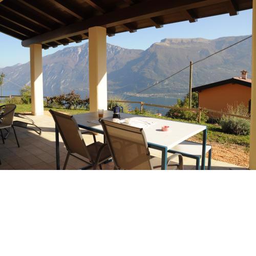 Villetta 56 Blu and Yellow by Garda Domus Mea