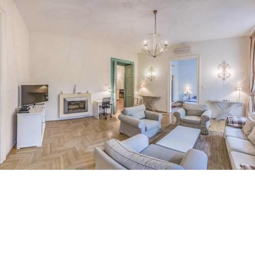 Vintage 2BDRM home at the Hungarian Champs-Elysee