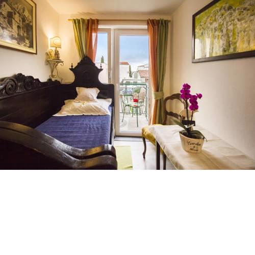 Vintage Apartment 60m from Sea