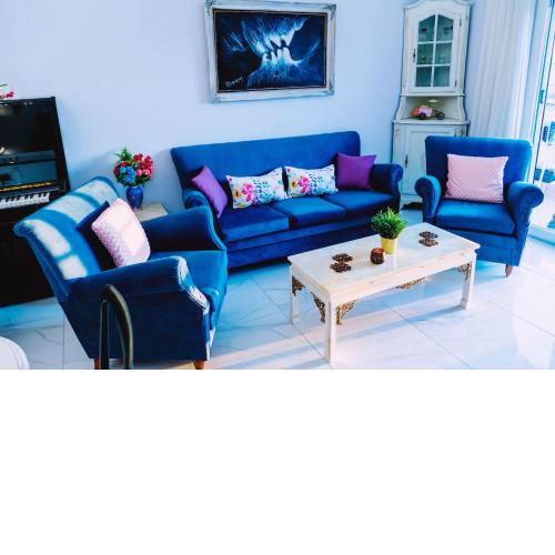 Vintage Art home on the sea