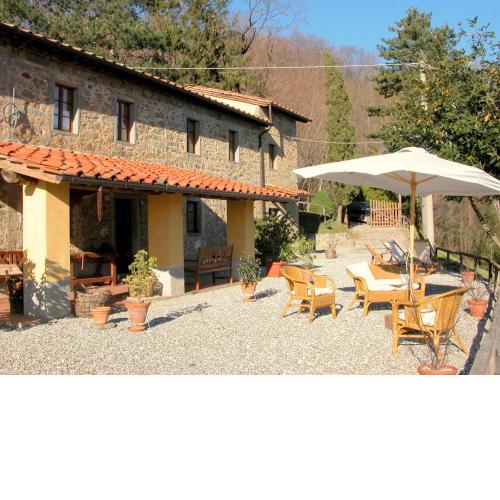 Vintage Cottage in Pescia with Jacuzzi