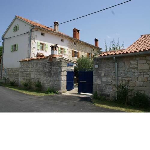 Vintage Holiday Home in Peresiji with Swimming Pool