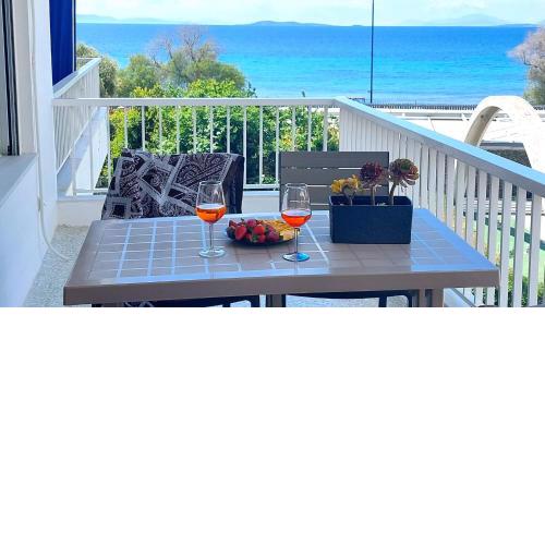 VISTA MARE beachfront apartment.