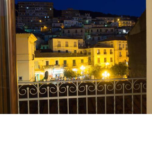 Vista Piazza luxurious 2 bedroom apartment in Pizzo, Piazza della Repubblica, sea views