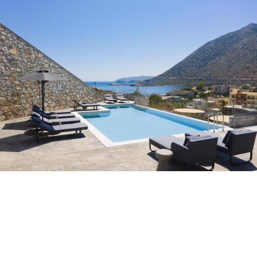 ViveVerde Villa, featuring 3 Pools - Walking distance to Beach & Shops, By ThinkVilla