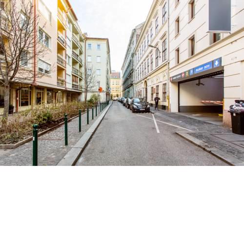 Vivid Apt with Balcony at Gozsdu Court