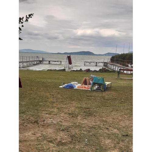 Vízparti gyermekbarát teljesen felújított Apartman, őrzött, saját strand, parkoló, étterem
