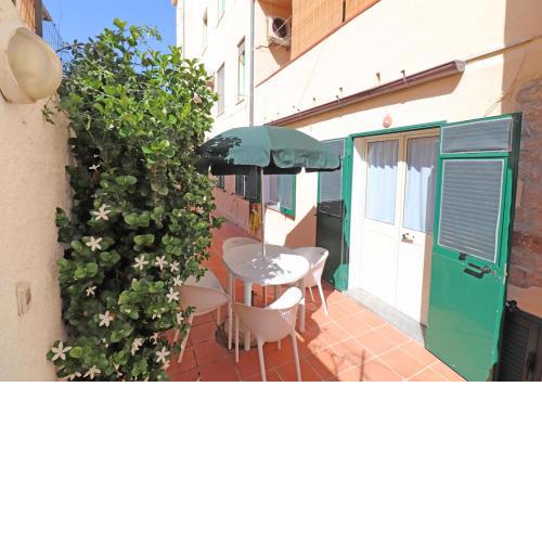Volta 02 – Bilocale con veranda attrezzata in centro storico – La Maddalena – Soluzioni Intelligenti