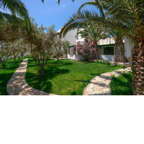 Vrettos Beachfront Hotel