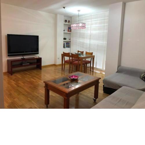 VUT EL PARQUE PISO 3DORMITORIOS Y 2 BAÑOS CON PISCINA EN VERANO.