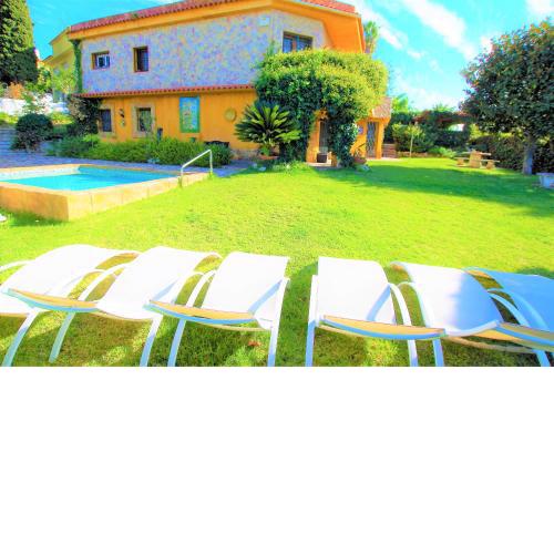 V&V LLORET- VILLA ELSA, lujosa y exclusiva villa con 2 piscinas y gran jardín con césped natural en urbanización privada