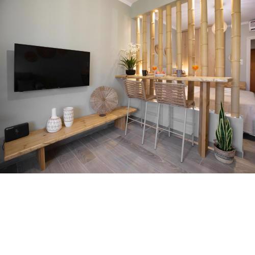 Waikiki Studio in the center by GHH