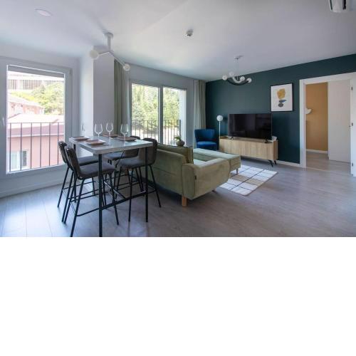 Warm Bright 2BR Urban Home w/ Free Shuttle+Parking #127