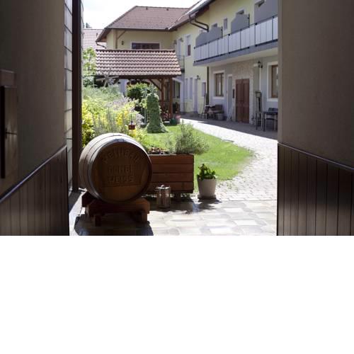 Weinhof & Gästehaus Dombi Weiss