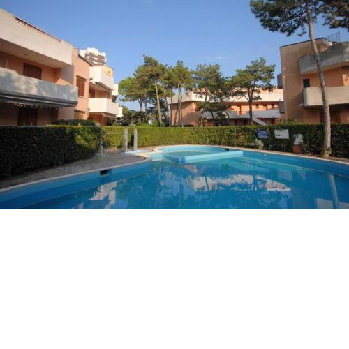 Well located apartment with swimming pool in Lignano