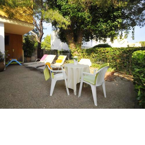 Well maintained house with garden 100m from the beach patio BBQ and wifi