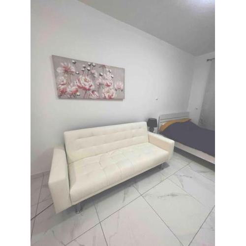 White apartment/Kolwnaki/100Mbps/Wifi