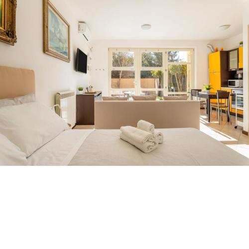 { White Garden } -Comfort, Parking & Wi-Fi-