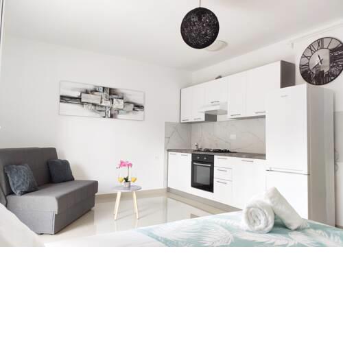 White Studio Apartman
