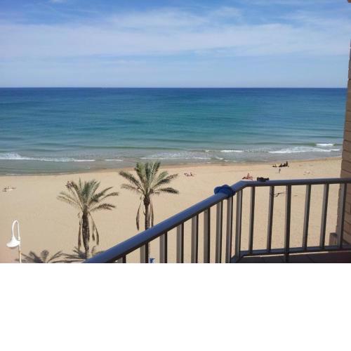 Wohnung mit großer Terrasse mit Blick auf den Strand in der ersten Reihe