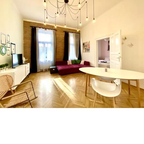 Wonderful and cozy apartment near to railway station in downtown