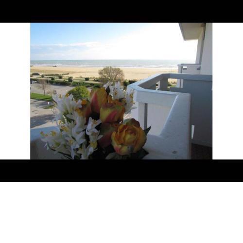 Wonderful apartment in front of the sea by Beahost