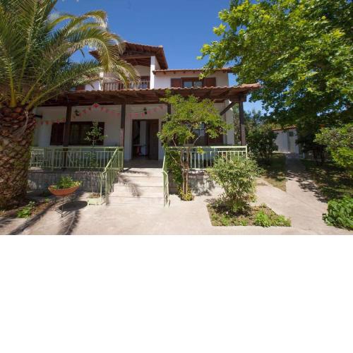 Wonderful villa with huge yard, close to the beach