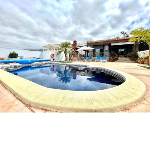 Wonderful Villa with private pool, Wifi, gym and barbecue in South Tenerife