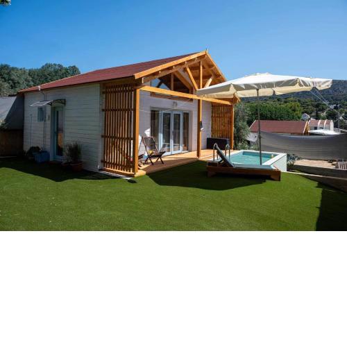 Wooden villa near sea and airport -free pick up!