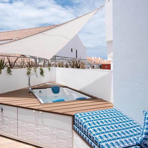 WOW APARTMENT WITH PRIVATE JACUZZI AND TERRACE IN LOS CHRISTIANOS
