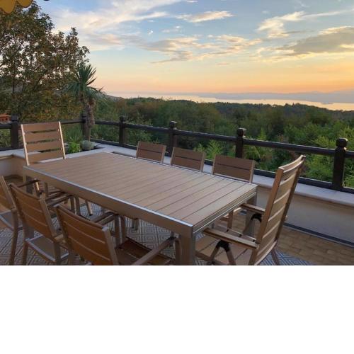 Wunderschöne Villa mit Privatpool, großer Terrasse mit Panoramaseeblick, WLan