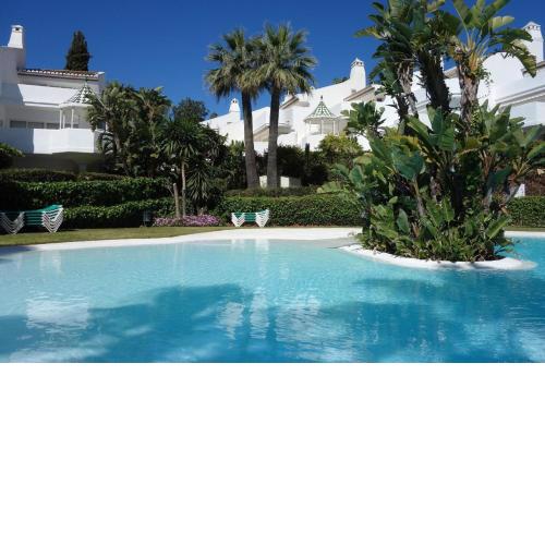 Wunderschönes Ferienhaus in Marbella mit Kleinem Garten und Meerblick