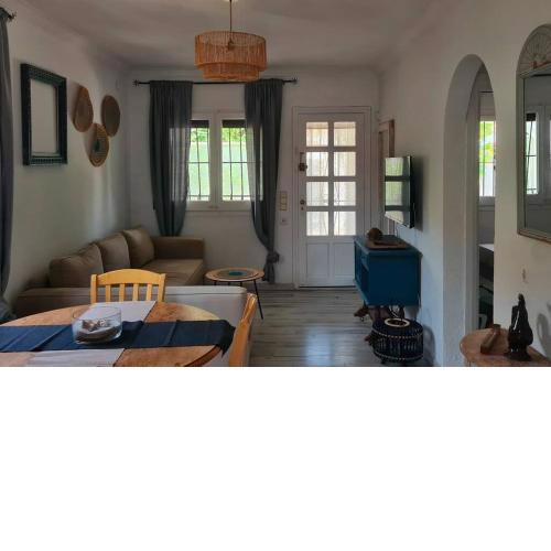 Xalet Azul, your secret garden in L'Escala