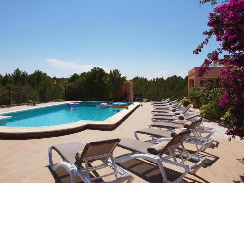 XXL villa, 13 bedrooms, 8 bathrooms, Full AC, Jacuzzi, large pool, BBQ, pingpong