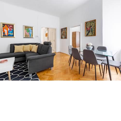 Your 3BDRM Apartment Close To The Buda Castle