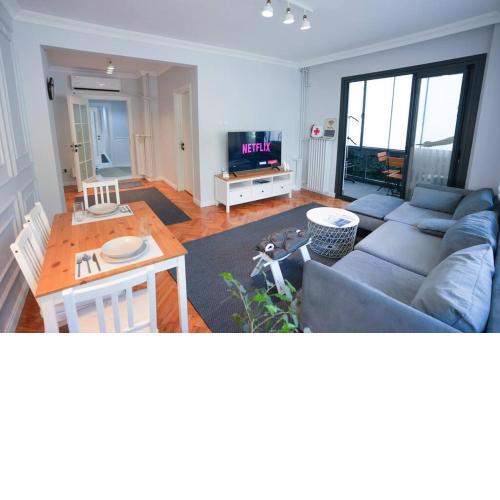 Your Modern,Sweet & Central Home