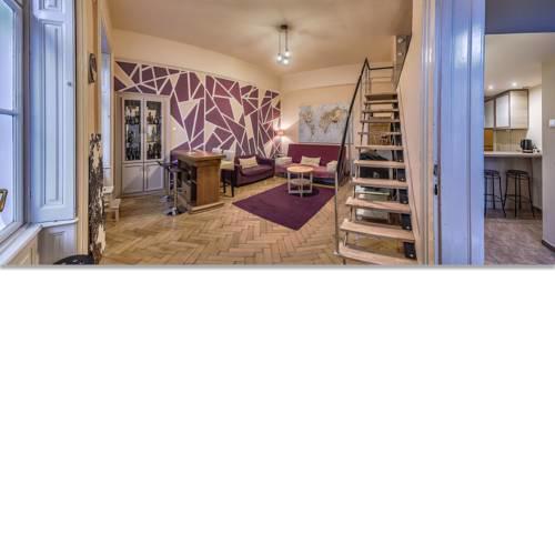 Your Zingy Cloud Nine Place with a PokerTable & a Bathtub