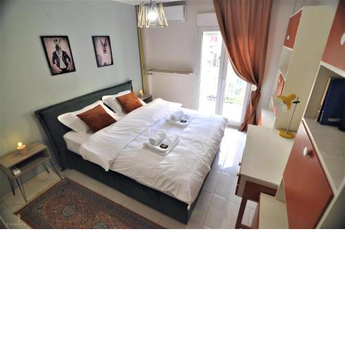Zennova #4 Vintage City Center Apt