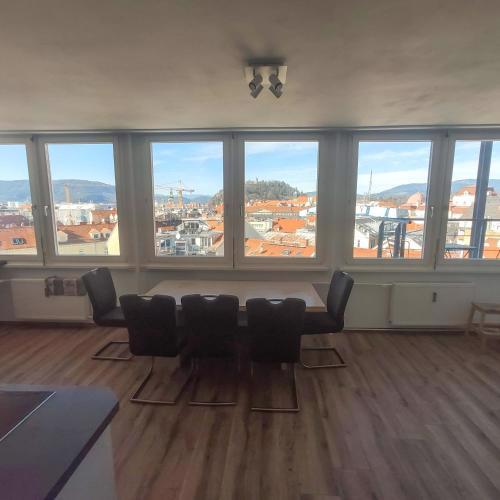 Zimmer in 96m² Wohnung zwei Gehminuten vom Zentrum