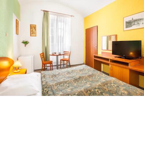 Zizkov Apartment Sleeps 2 with WiFi